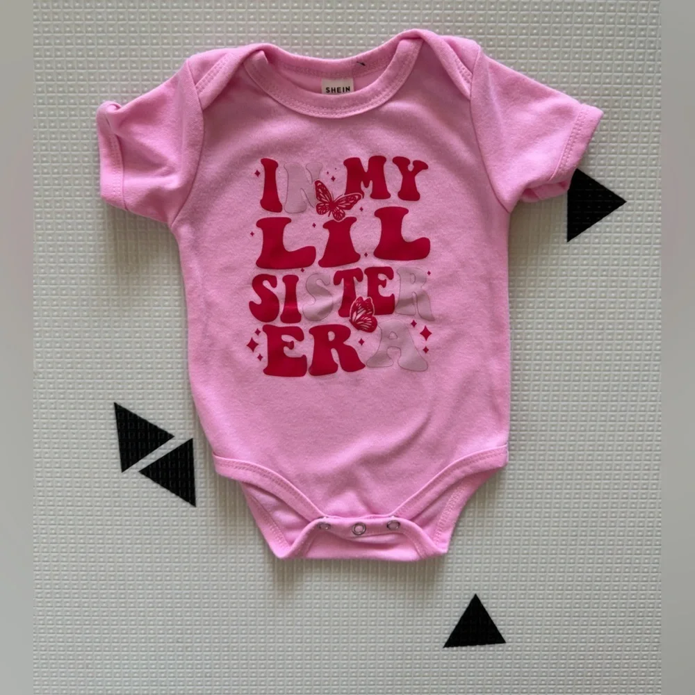 Shein|Baby girl groovy lettering bodysuit in bubblegum pink, super boho!70’s